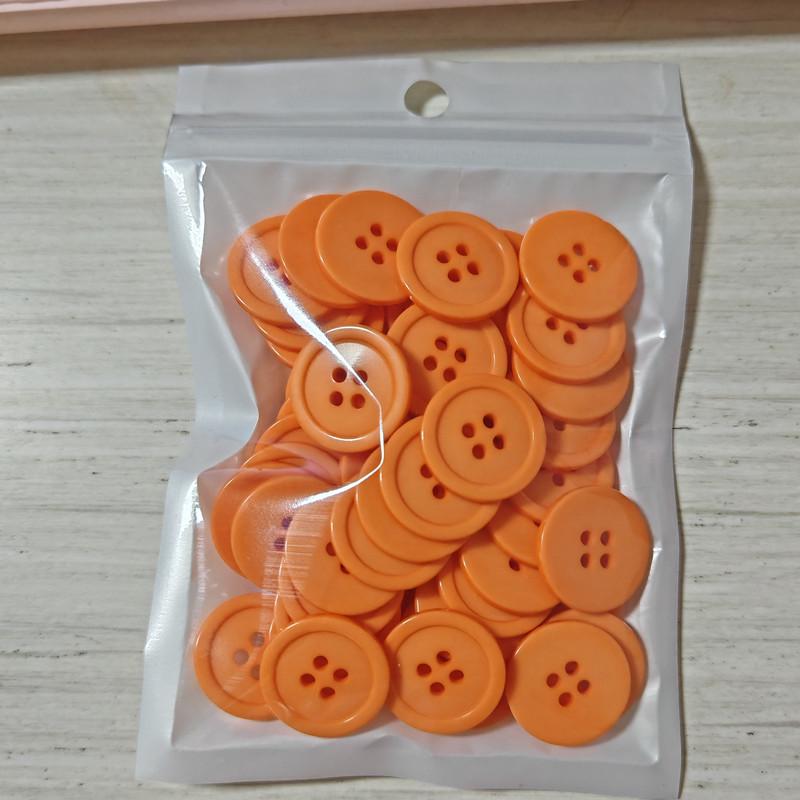 Круглые пуговицы для костюма из смолы 20 мм с тонким краем черного и белого цвета с 4 отверстиями