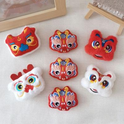 2024 год Дракона, плюшевая брошь, пробуждение льва, кукла-талисман, булавка, милый шарф, шляпа, значок для одежды, декор, аксессуары