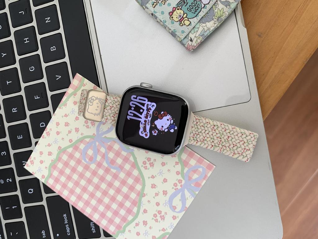 Совместимый ремешок для Apple Watch Series 10/11 - Милый дизайн с кошкой KT с плетеным магнитным замком, Модель 9876E.