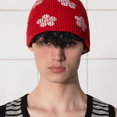 ШАПКА БИНИ ИЗ НЕАЛЛОИРОВАННОЙ ПРЯЖИ С ЦВЕТОЧНЫМ УЗОРОМ / КРАСНАЯ