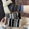 Женские осенне-зимние теплые трендовые носки средней длины из шерсти с полосками в тон и на пуговицах