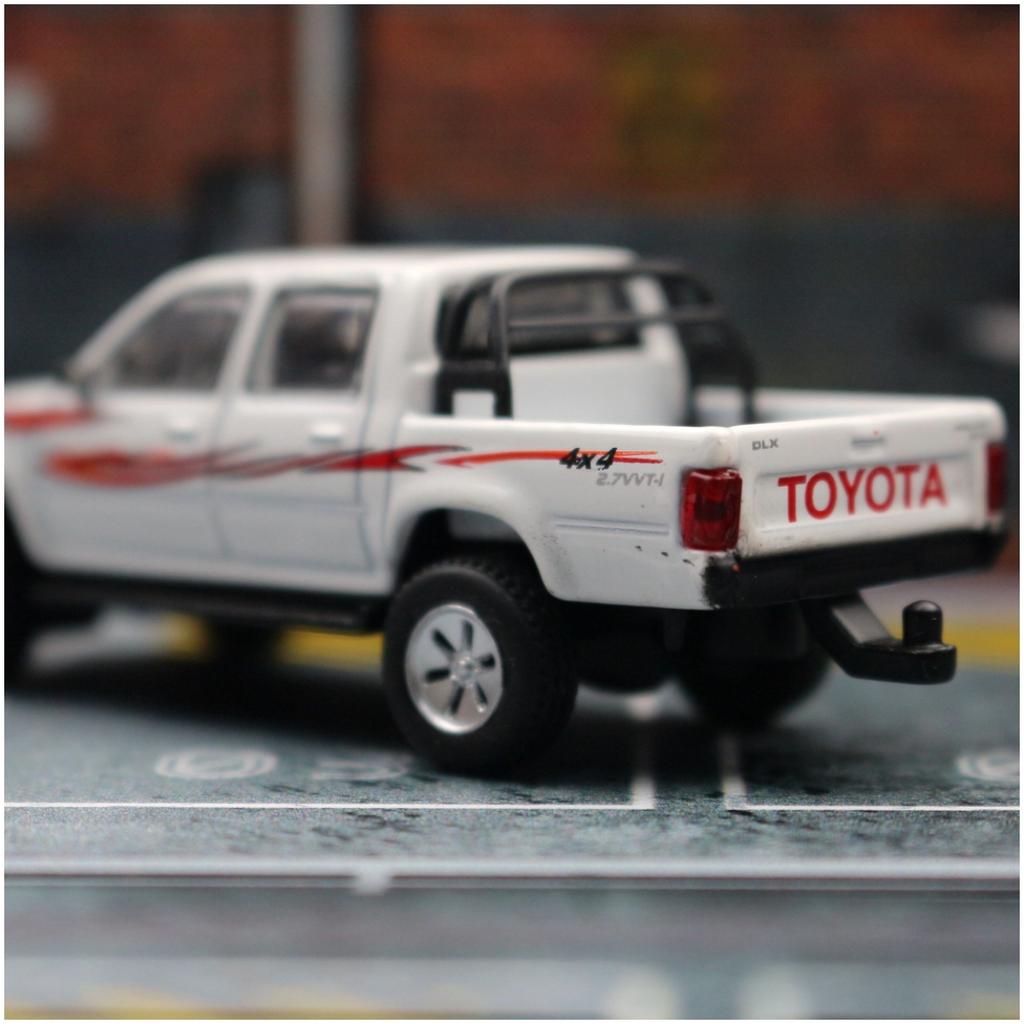 Масштаб 1/64 Игрушечный пикап TOYOTA Hilux Миниатюрная игрушечная машинка Транспортное средство Премиум Модель Свободные колеса Литой металлический сплав Коллекция Подарок