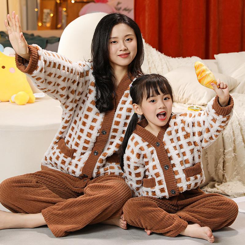 Утолщенный фланелевый костюм для мамы и дочери на осень/зиму - Размеры M и L
