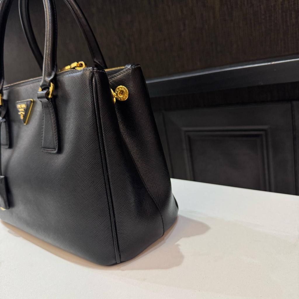 [Pre-Owned] Galleria Tote Bag With Triangle Metal Logo Hardware In Black - Excellent #SRKXMM