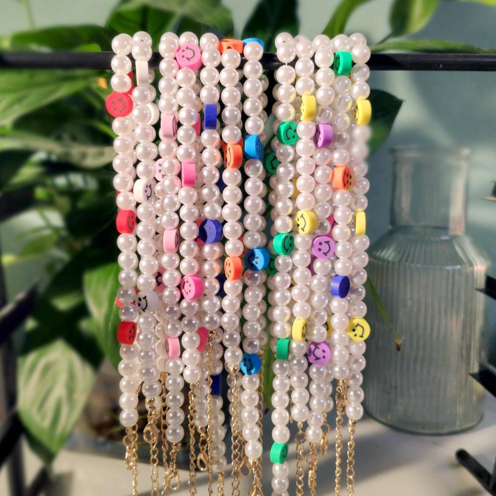 Популярная личность Простое улыбающееся лицо Жемчужное ожерелье Модная девушка улыбающееся лицо Ожерелье