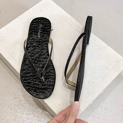 Модные универсальные шлепанцы женские 2025 лето новая пляжная обувь плоские нескользящие водонепроницаемые простые шлепанцы-пинч женские