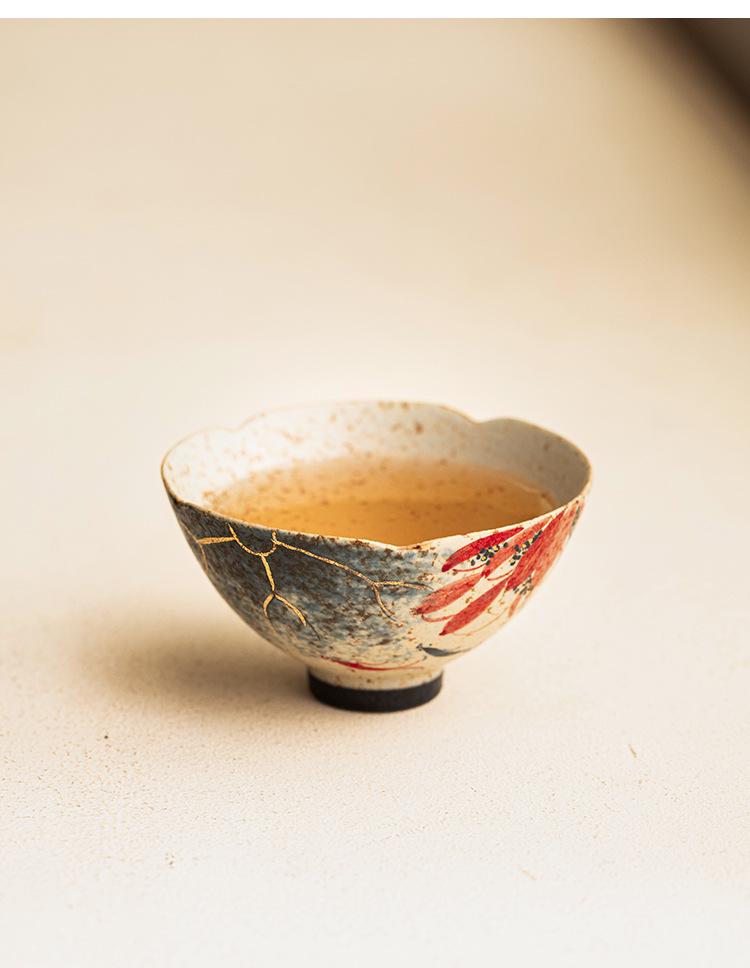 Расписанная вручную золоченая керамическая пиала с кои и лотосом