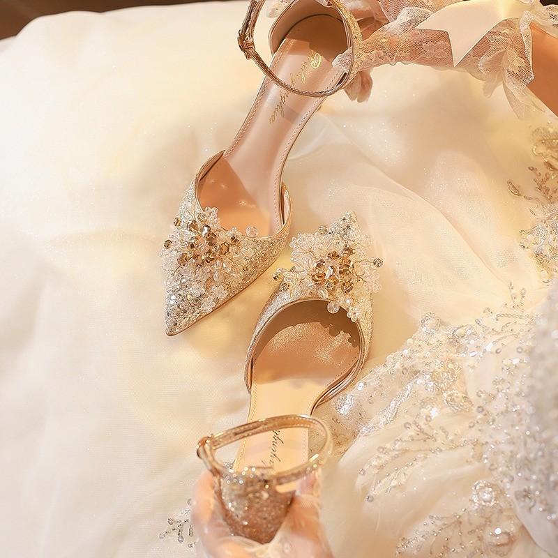 Туфли на высоком каблуке женские летние 2025 новые красивые односложные ремешок с юбкой свадебные туфли с острым тонким каблуком легкие босоножки женские