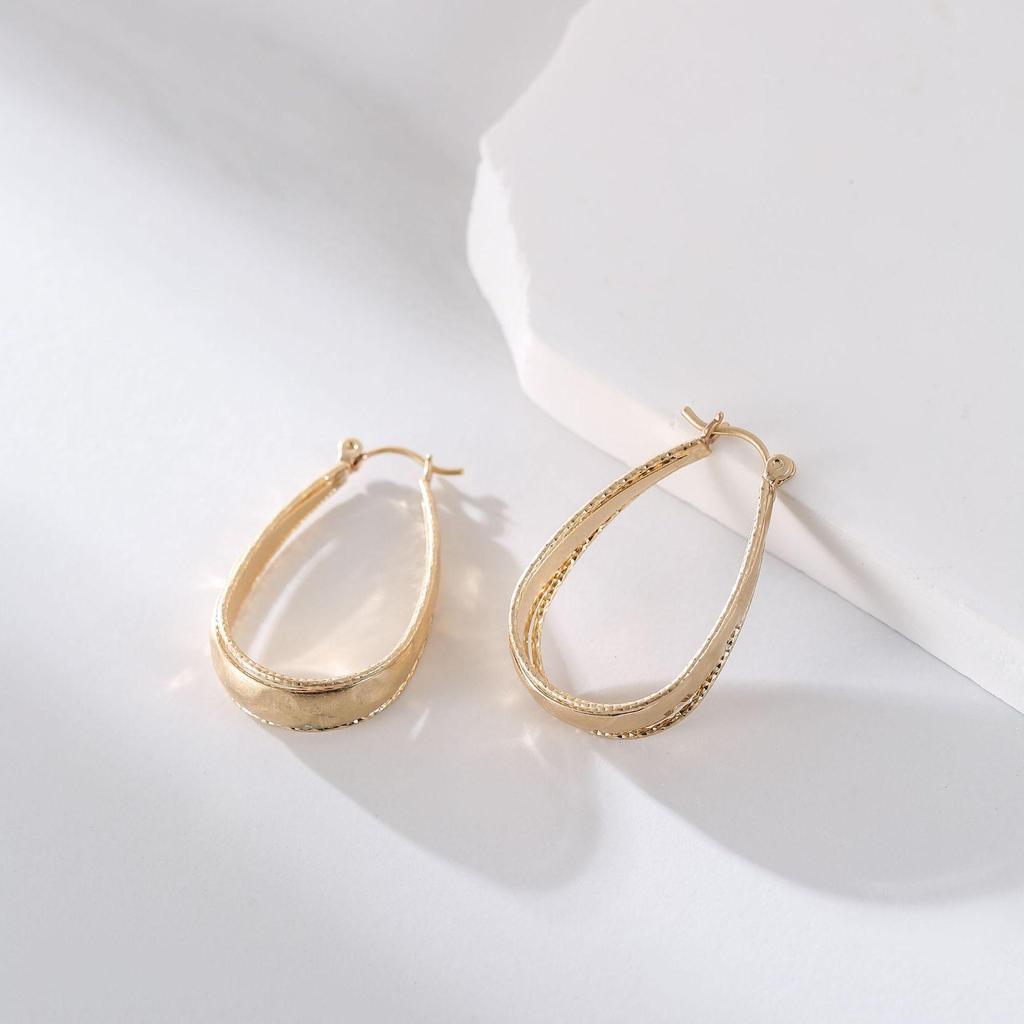 Минималистичные металлические серьги-кольца: Уникальный, смелый и стильный дизайн, который подчеркнет вашу модную ауру.