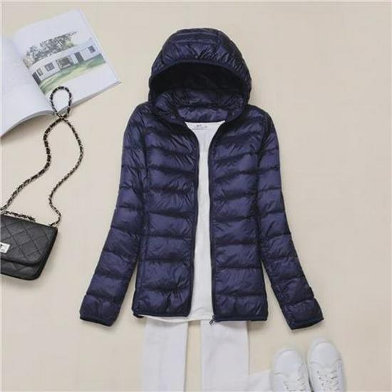 Женская легкая хлопковая куртка-пуховик с капюшоном — облегающий крой, большой размер, короткий стиль на осень и зиму 2022 г.