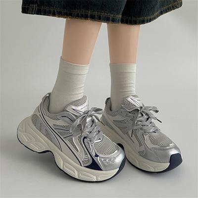 Популярные серебристые ретро универсальные туфли на платформе в стиле «папины кроссовки» женские лето 2025 новые увеличивающие рост на мягкой подошве повседневные спортивные туфли