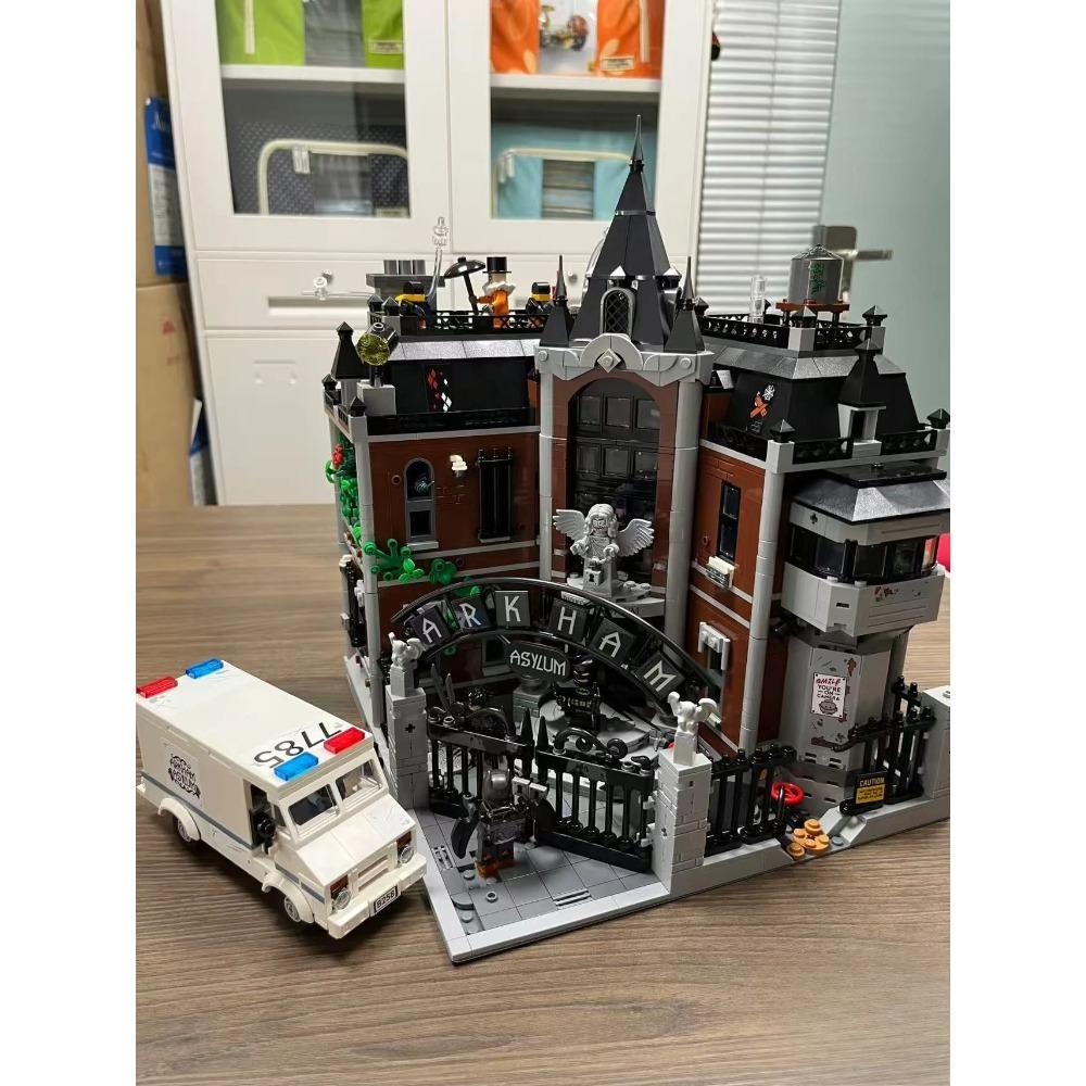 2025 NEW 76300 Arkham Asylum building model, suitable as a birthday gift, collection item or decorative piece for adults.