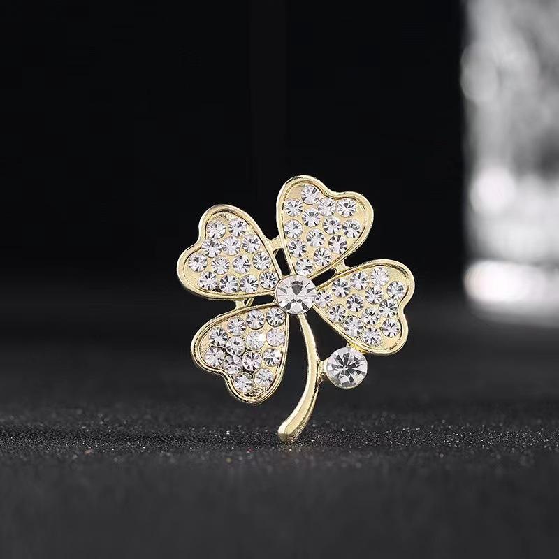 Брошь Lucky Clover Женская антибликовая корсажная одежда Аксессуары Платье Clover Яркое и блестящее