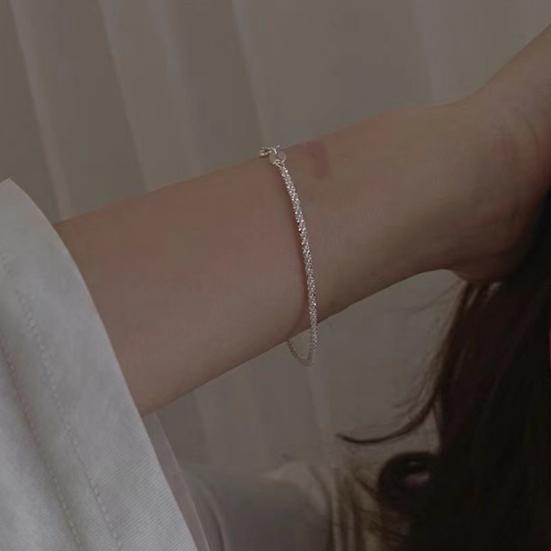 Женский браслет с мерцающей поверхностью и подвеской, регулируемая длина, блестящий серебряный цвет, запястье