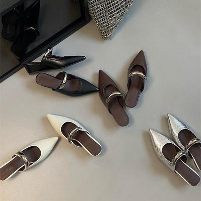 Пустая голова крутые тапочки за острым концом склона одной ногой, модные крутые тапочки для женщин