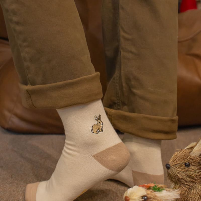 SNOOZY Rabbit Embroidered Socks (Beige Sand)