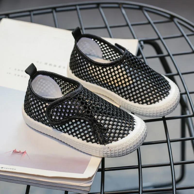 Летняя обувь для мальчиков и девочек. Детская спортивная легкая обувь на мягкой подошве на плоской подошве. Нескользящая однотонная повседневная обувь из сетчатой ​​ткани.