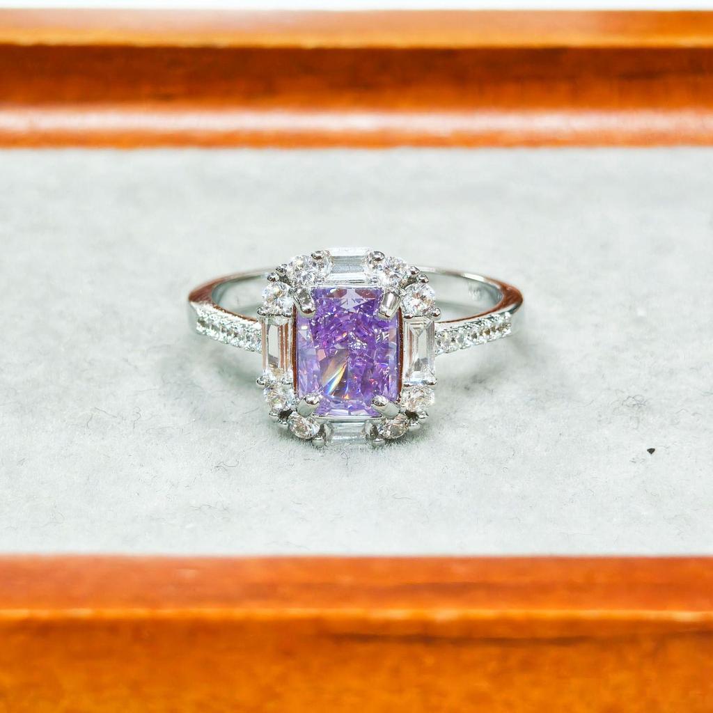 Gessen Jewelry Роскошное прямоугольное кольцо с инкрустацией бриллиантами