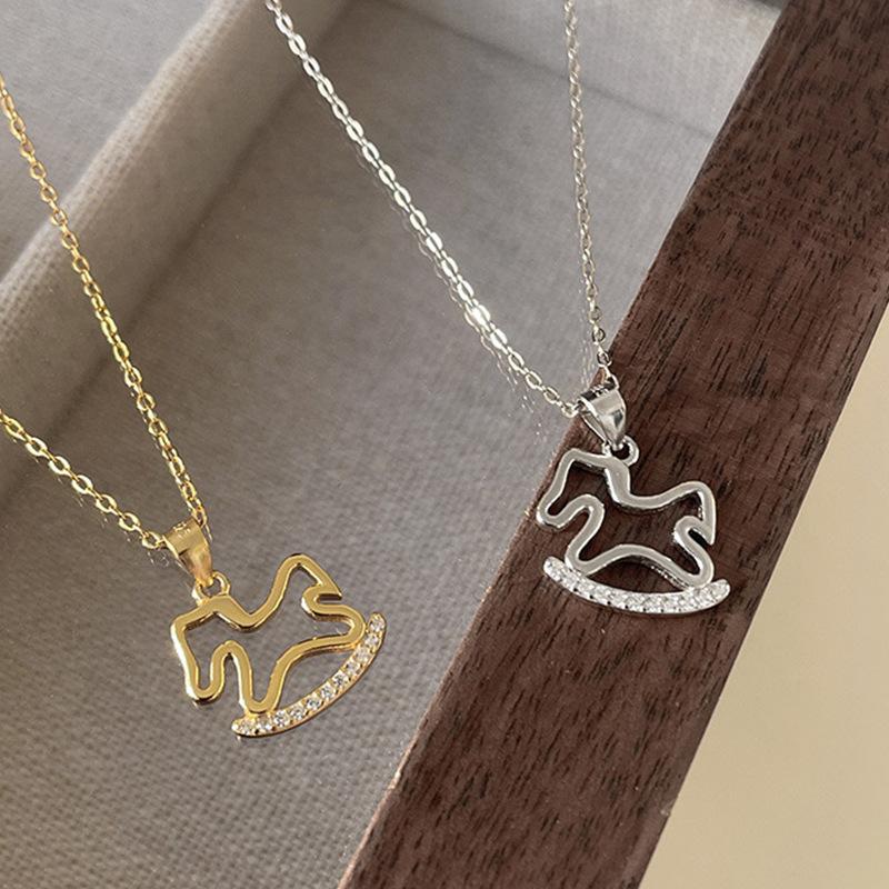 1/2Pcs Fashion Cute Shiny Zircon Hollowed-Out Wooden Horse Pendant Necklace For Woman Girls Collarbone Chain Jewelry Gift