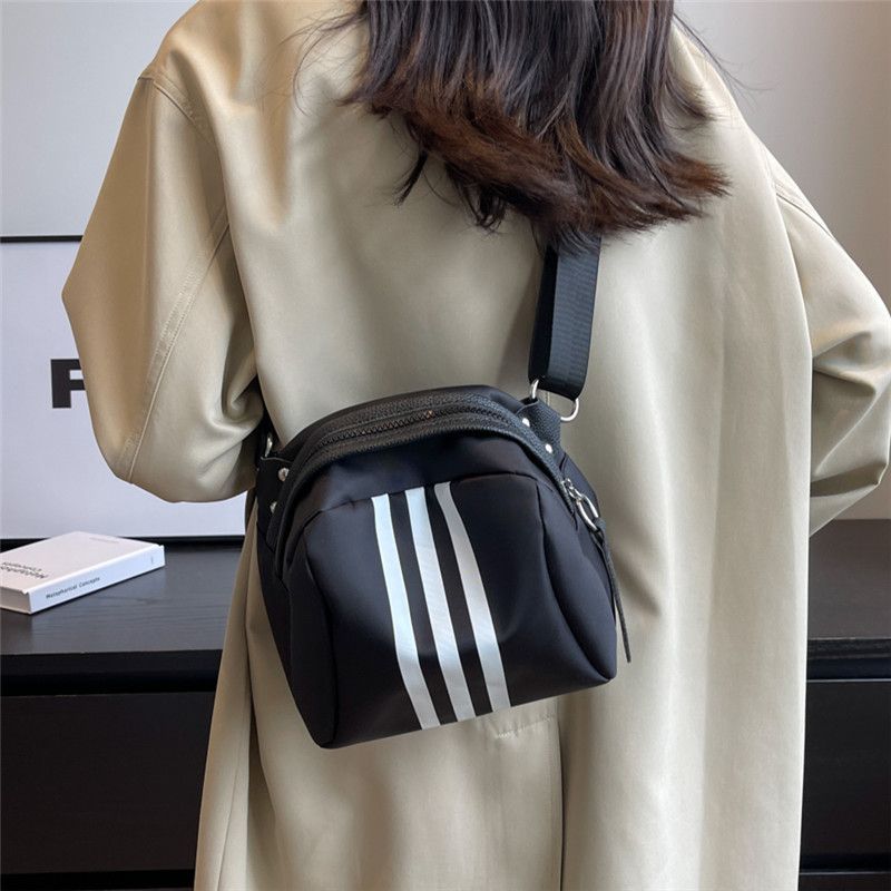 Casual nylon cloth bag women's summer 2025 new niche design shell bag lightweight and versatile large-capacity messenger bag