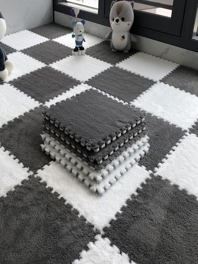 Мягкий тканевый клетчатый коврик для пола серого и бежевого цвета с соединяющимися плитками