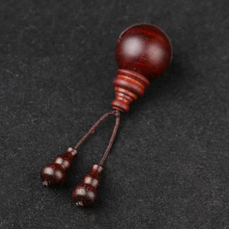 Браслет из бусин из зеленого эбенового дерева и красного сандала с головой Будды, подвеской в виде тыквы-горлянки и аксессуарами Ваджра Бодхи.