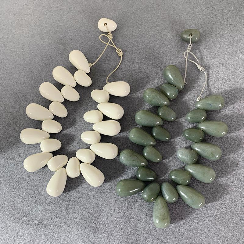 Стильное ожерелье из смолы в форме капли с бусинами - европейский и американский дизайн