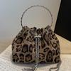 Маленькая сумка с ретро-текстурой женская 2025 новая модная ручная сумка-ведро с леопардовым принтом осенняя в иностранном стиле сумка-мессенджер на цепочке
