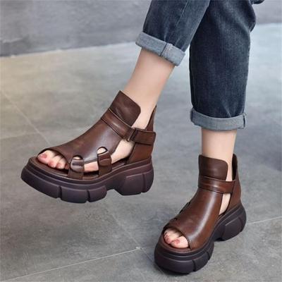 Босоножки на платформе и каблуке в уличном стиле