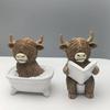 Фигурка коровы Хайленд для ванной комнаты Смешной шотландский бычок Сидит на унитазе Статуэтка Смоляной теленок Купающаяся скульптура для дома Кухни Офиса