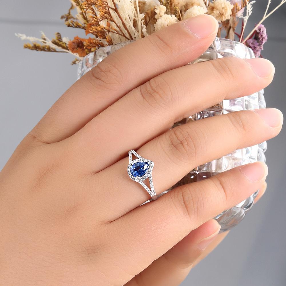 Изысканное женское кольцо из серебра 925 пробы с натуральным кианитом грушевидной формы 6*8 мм. Простые по дизайну изящные украшения для повседневных подарков
