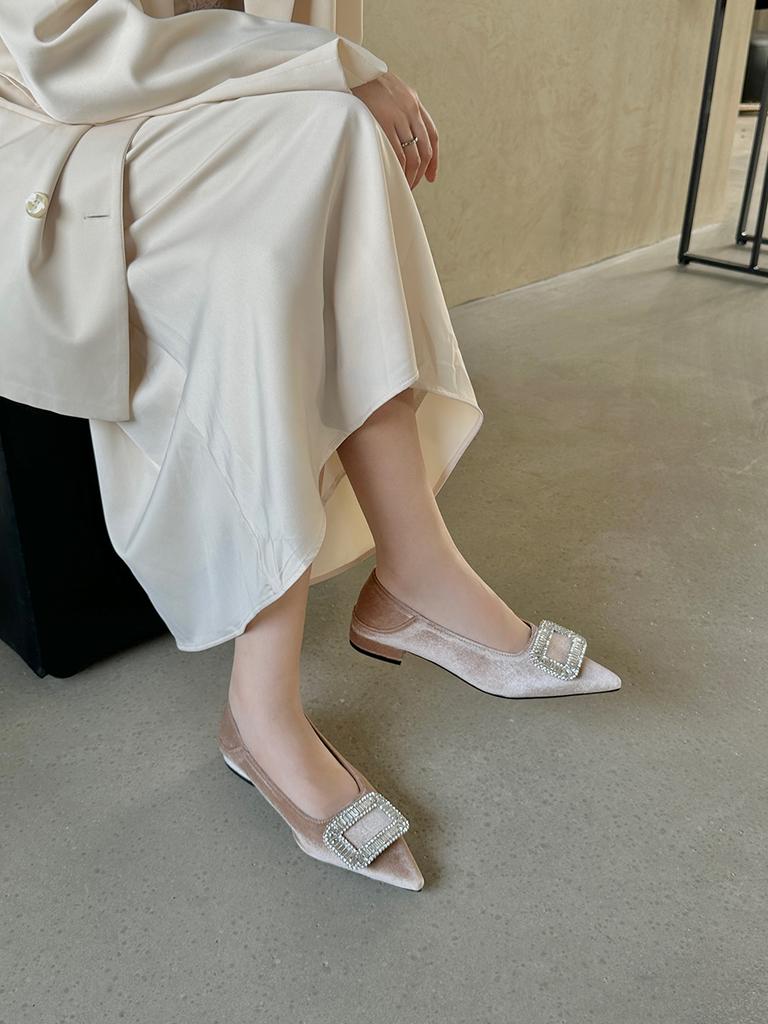 Модные женские туфли на плоской подошве с острым носком, осенние туфли на низком каблуке со стразами, пряжкой, бежевые/винно-красные/черные, повседневные мокасины, размер 35-39