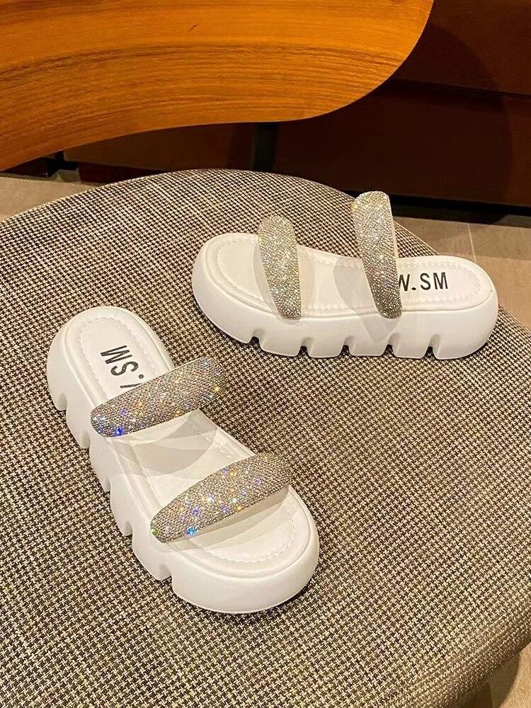 Новейшие уличные модные сандалии, женские непромокаемые туфли на платформе с толстой подошвой и стразами, летние пляжные сандалии ярких цветов