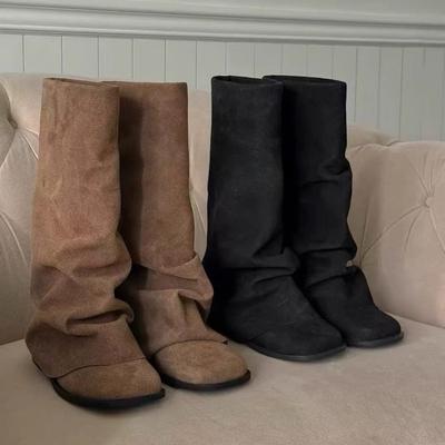 Показывающие ноги прямые заклепки высокие рыцарские сапоги женские осенне-зимние с маленьким квадратным носком на скошенном толстом каблуке узкие сапоги