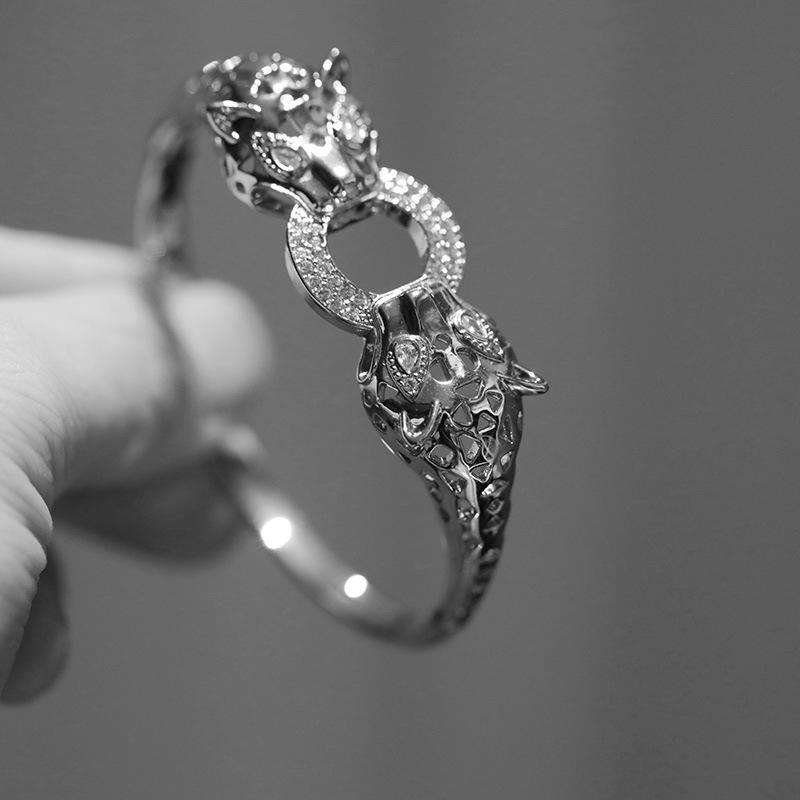 Браслет с леопардовым принтом и инкрустацией из циркония Heavy Industry с современным дизайном и открытым ртом