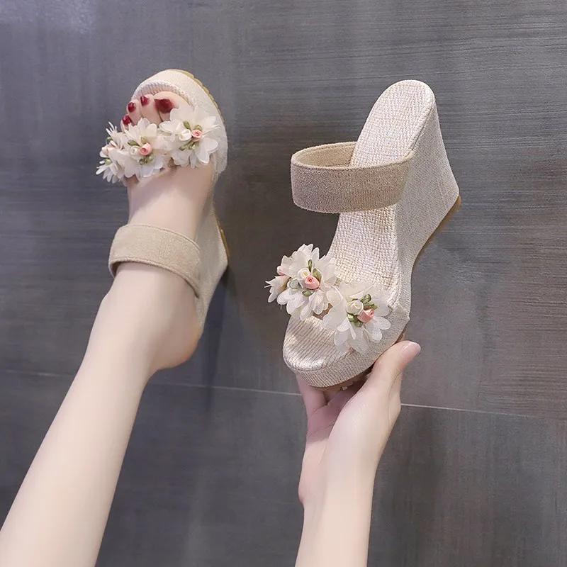 Мода 2024 года, хит продаж, летняя женская обувь, модные женские тапочки с открытым носком большого размера, украшенные цветами, на очень высоком каблуке