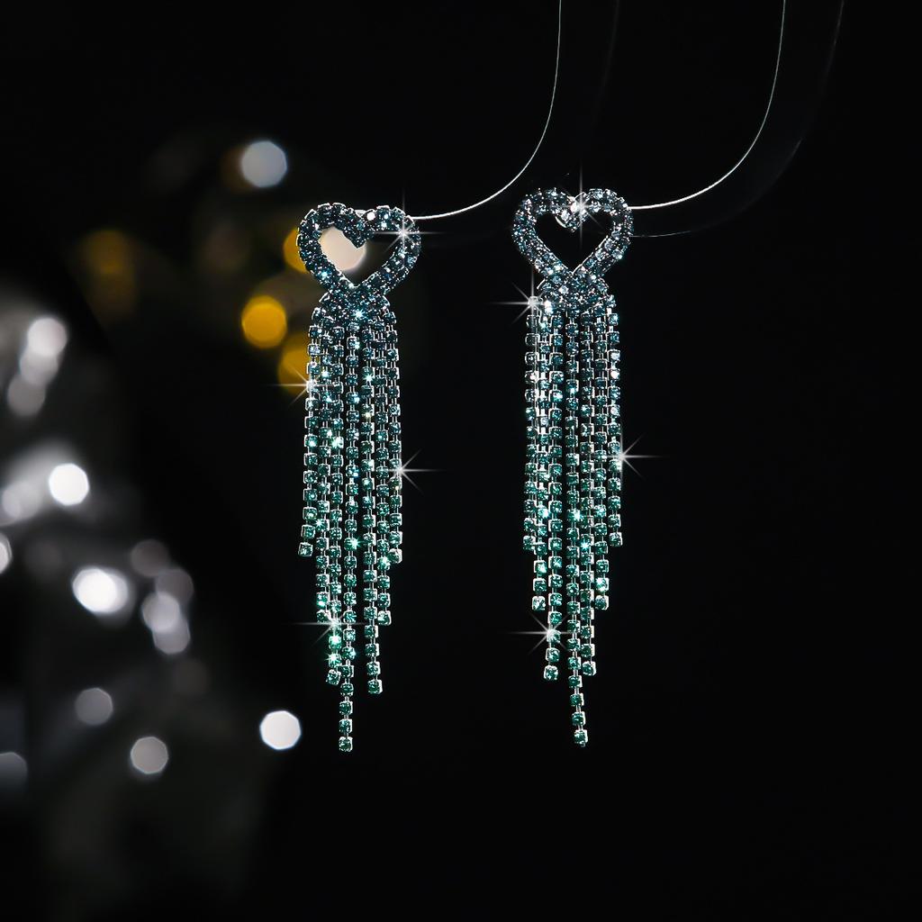 Премиальные серьги-кисточки из блестящих кристаллов в форме длинного сердца