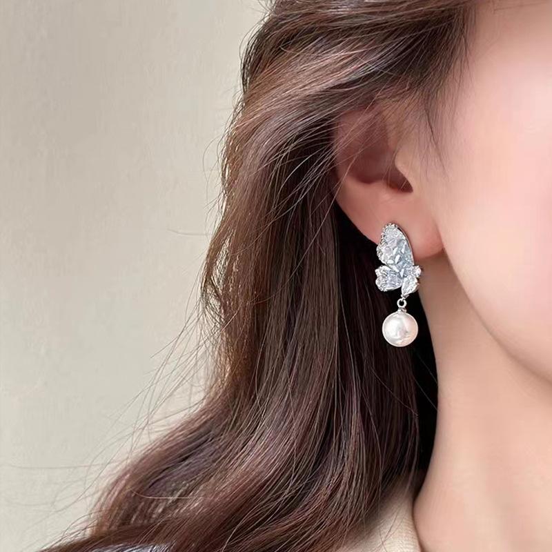 Pinkdudu Retro Fashion Butterfly Pearl Stud Earrings Personality Temperament Elegant Alloy Crystal Earrings Jewelry Gift For Girl PD1624