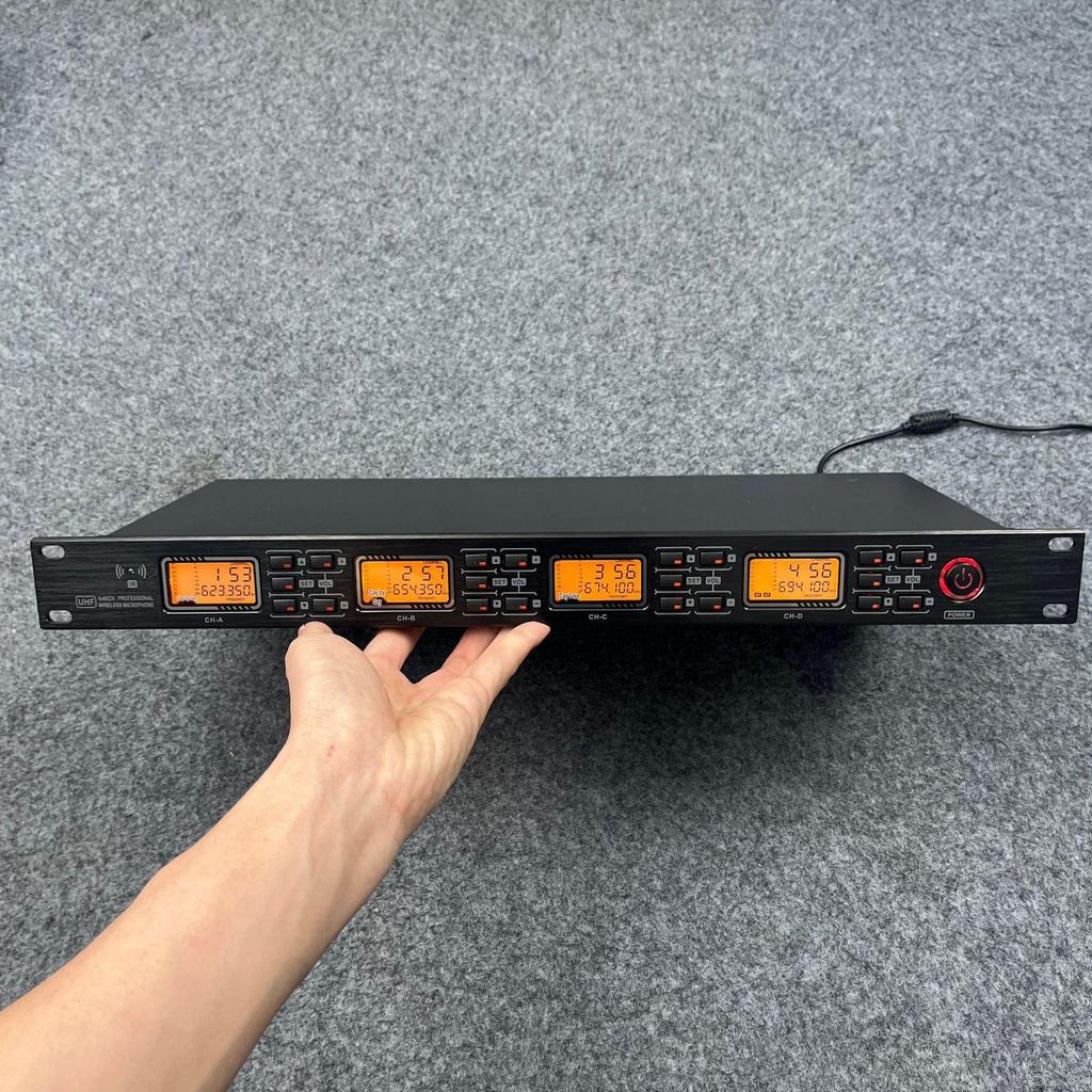 Wireless Conference Microphone System: One-to-Four Setup