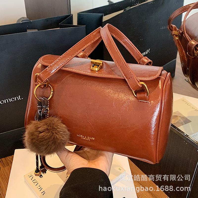 Ретро сумка женская большой вместимости 2025 новая осень и зима повседневная нишевый дизайн сумка-мессенджер портативная для поездок на работу сумка-подушка