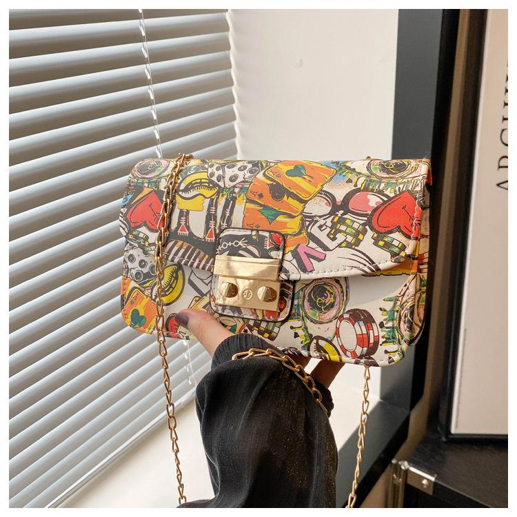 Модная корейская цепочка с замком-цепочкой, косой пролет плеча, новая модная печать граффити 2024, персонализированная маленькая квадратная сумка