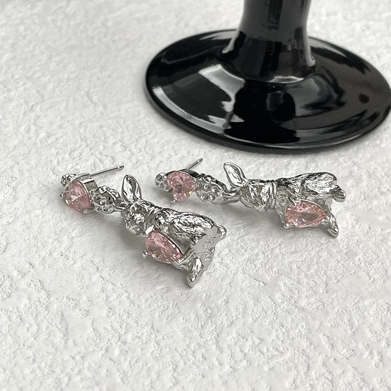 Рождество Год Кролика Год Кролика Серьги-пусеты Маленький дизайн Серьги с розовым цирконом Легкая роскошь Французские Высококлассные Серьги Женская Индивидуальность