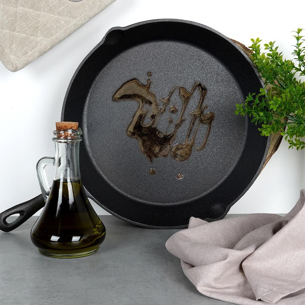 Cast iron frying pan with silicone cover CAST LINE 30 cm