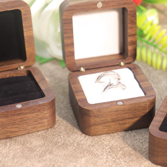 Коробка для хранения колец Эксклюзивный футляр для хранения обручального кольца С бархатной подкладкой Дерево грецкого ореха Квадратный дизайн Компактный органайзер для ювелирных изделий