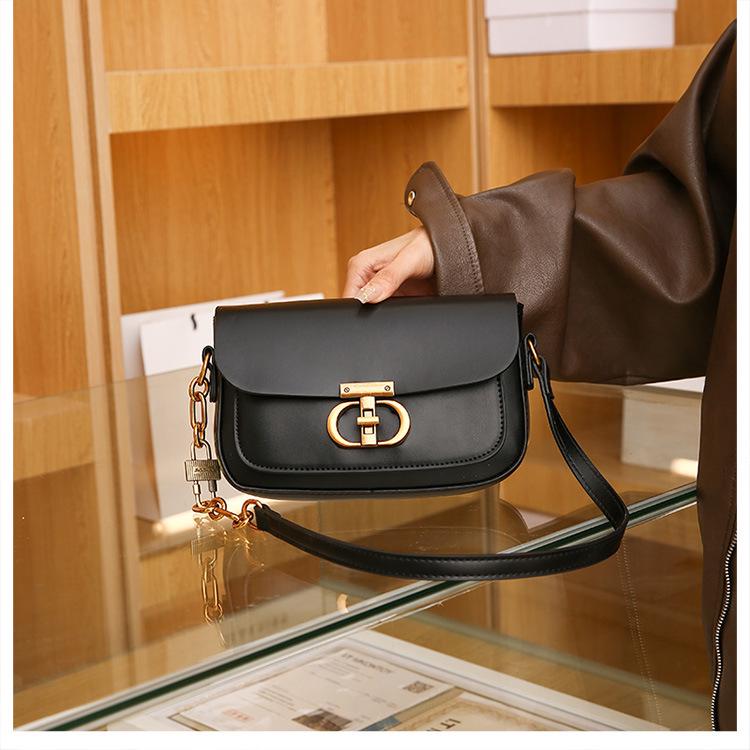 Luxury Women's Shoulder Bag: Fashionable & Versatile Underarm Chain Handbag. Perfect for Street Shopping & Gifts.