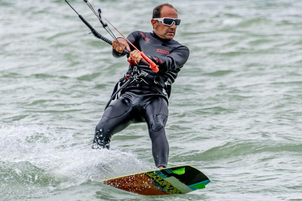 OCEAN CHAMELEON Плавающие УФ-очки с переработанной сменной оправой Матовый белый Синий REVO Солнцезащитные очки, Защита, Материалы, и Ремешок, (Поляризованные линзы),