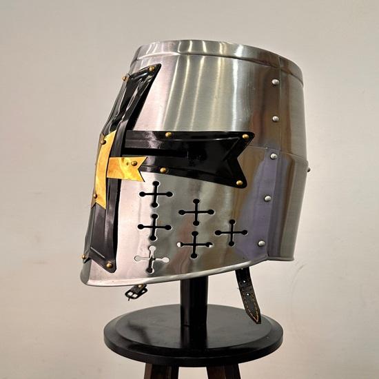 Шлем тамплиера, средневековый стальной священный шлем с латунным и черным крестом на деревянной подставке