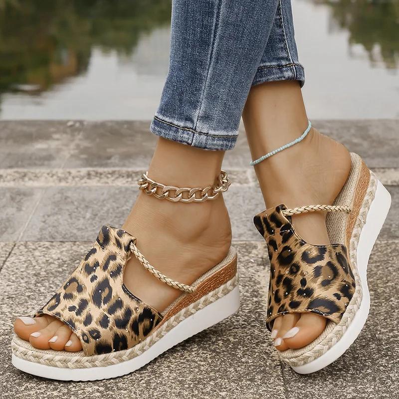 Мода Мода Леопардовый Принт Тапочки на Танкетке Женские Летние С Открытым Носком Платформенные Сандалии Женские Легкие Нескользящие Пляжные Сандалии Большого Размера