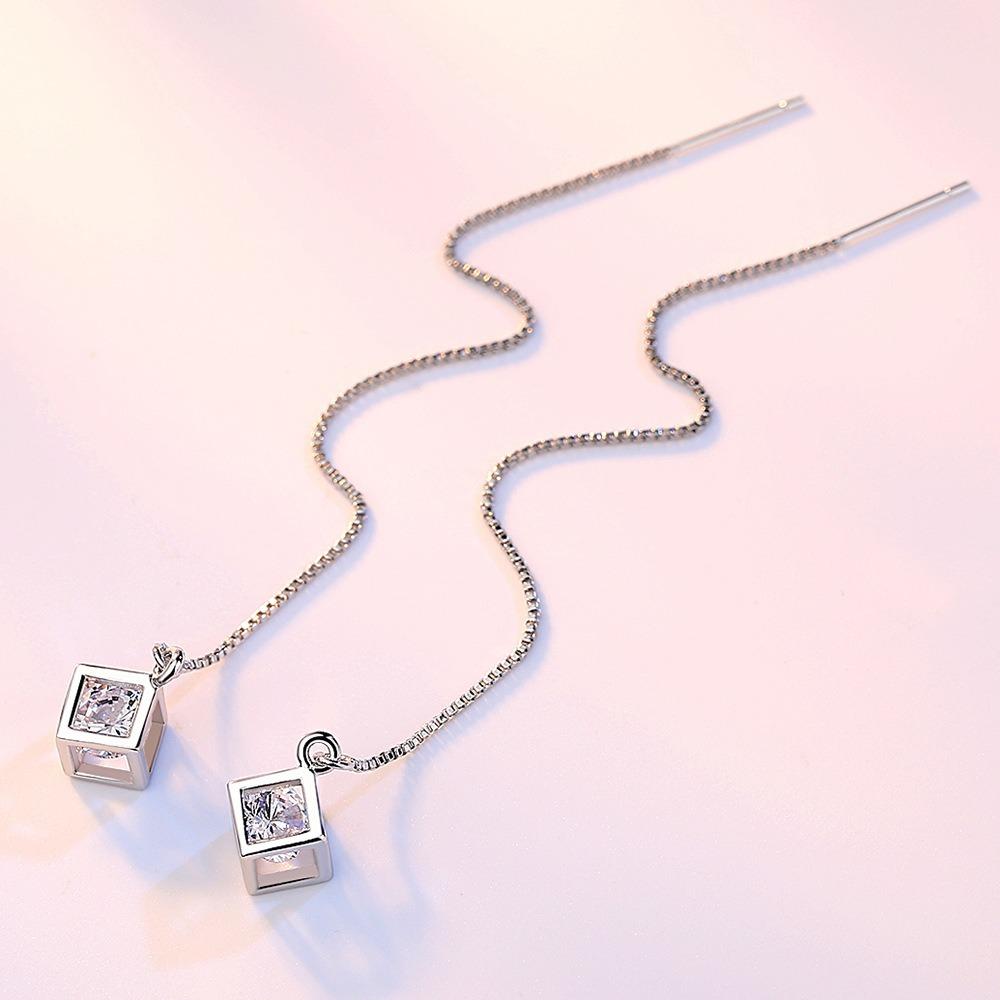 Длинные серьги-кубики Рубика с цирконием – модно и просто