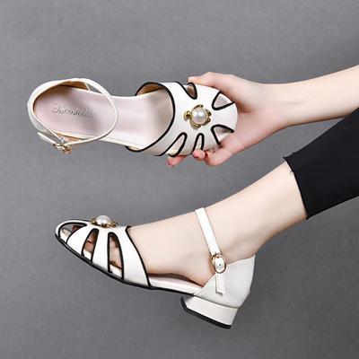 Женские сандалии на плоской подошве 2025 лето баотоу полые сандалии на низком каблуке полые жемчужные коровьи лакированные однословные пуговицы римские туфли